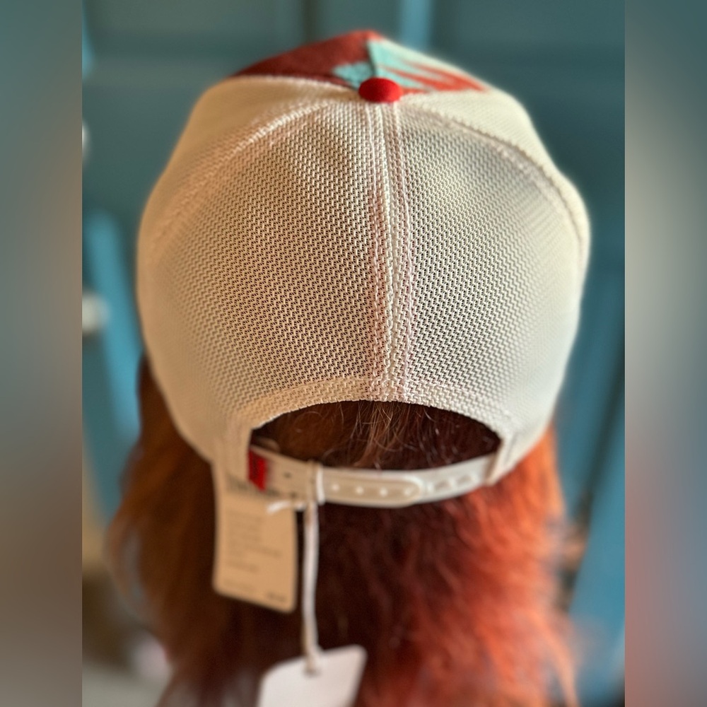 Red and Cream Snow Bird hat - Picture 3 of 7